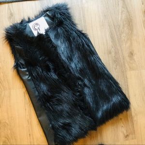 ✨faux leather and fur black vest size m